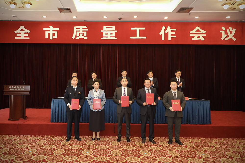 2米兰生物集团创始人、董事长单俊伟（右二）上台领奖.jpg